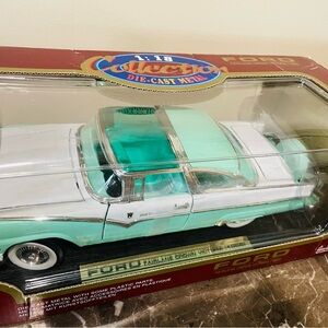 Vintage Road Legends Diecast 1:18 Scale 1955 Ford Fairlane Crown Victoria NIB